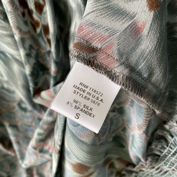 Twelfth Street By Cynthia Vincent Gorgeous feather print silk 3/4 sleeve top. - Picture 9 of 9